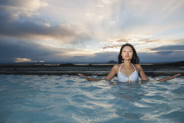 Frau genießt geothermisches Bad in Nordisland - CAVF88252
