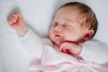 Hohe Winkel der entzückenden Baby-Mädchen in gemütlichen Kleid im Kinderbett liegen, während schlafen - ADSF10967