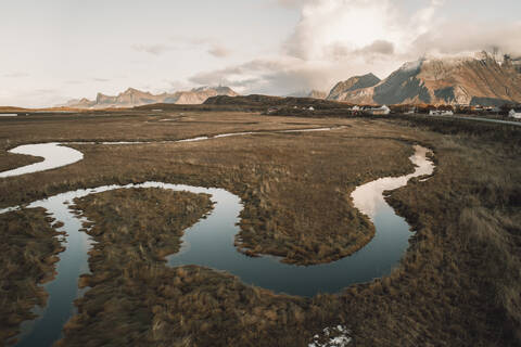 Mäander an der Mündung eines Flusses auf den Lofoten, lizenzfreies Stockfoto