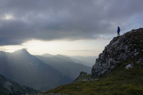 Wanderer auf Aussichtspunkt am Abend, Sulzspitze, Tirol, Österreich, lizenzfreies Stockfoto