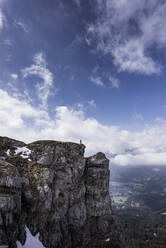 HIker stehend auf Aussichtspunkt, Saeuling, Bayern, Deutschland - MALF00058