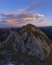 HIker stehend auf Aussichtspunkt, Saeuling, Bayern, Deutschland - MALF00063