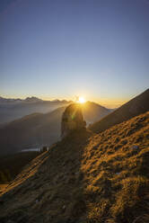 Wanderer am Aussichtspunkt bei Sonnenuntergang, Aggenstein, Bayern, Deutschland - MALF00064