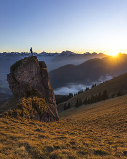 Wanderer am Aussichtspunkt bei Sonnenuntergang, Aggenstein, Bayern, Deutschland - MALF00065