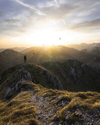 Wanderin auf einem Aussichtspunkt bei Sonnenuntergang, Saeuling, Bayern, Deutschland - MALF00067
