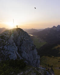 Wanderer auf Aussichtspunkt bei Sonnenuntergang, Gaichtspitze, Tirol, Österreich - MALF00074