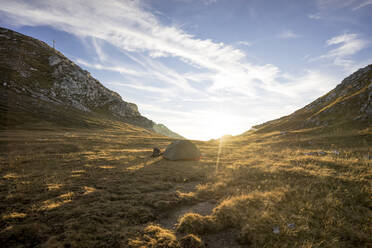 Zelt auf Hochplateau gegen die Sonne, Hochplatte, Bayern, Deutschland - MALF00078