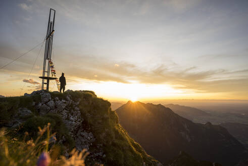 Wanderer auf einem Aussichtspunkt bei Sonnenuntergang, Brentenjoch, Bayern, Deutschland - MALF00092