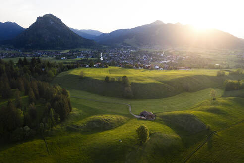 Luftaufnahme von Pfronten bei Sonnenuntergang, Bayern, Deutschland - MALF00093