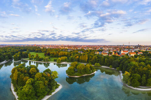 Deutschland, Bayern, München, Drohnenansicht des Kleinhesseloher Sees und der Kurfürsteninsel im Englischen Garten in der Dämmerung - SIEF09997