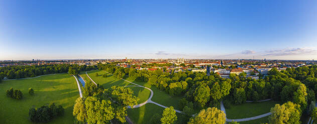 Deutschland, Bayern, München, Luftbildpanorama des klaren Himmels über dem Englischen Garten in der Morgendämmerung - SIEF09999