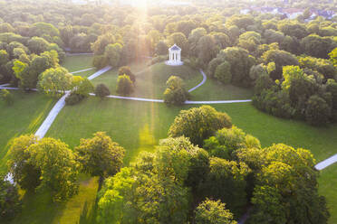Deutschland, Bayern, München, Luftaufnahme des Monopteros im Englischen Garten bei Sonnenuntergang - SIEF10001
