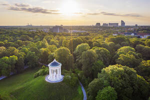 Deutschland, Bayern, München, Luftaufnahme des Monopteros im Englischen Garten bei Sonnenuntergang - SIEF10002