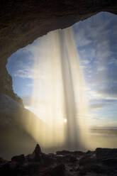 Seljalandsfoss-Wasserfall im Sonnenlicht, Island - MALF00096