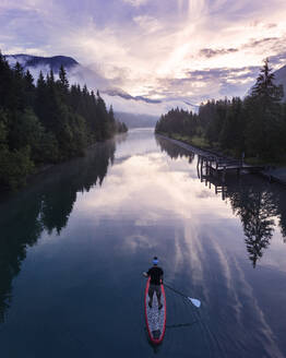 Mann auf Surfbrett auf dem Plansee am Abend, Tirol, Österreich - MALF00111