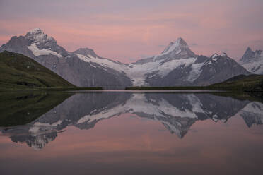 Bachalpsee bei Sonnenuntergang, Kanton Bern, Schweiz - MALF00117