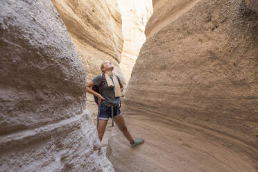 12-jähriges Mädchen beim Wandern im schönen Slot Canyon Kasha Katuwe Tent Rocks NM. - MINF15050