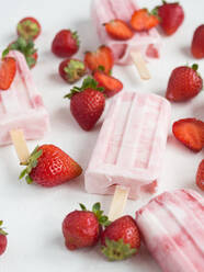 Rosa Eis am Stiel und frische Erdbeeren - ADSF11029
