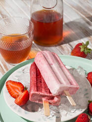 Erfrischendes Erdbeer-Eis auf dem Teller - ADSF11033
