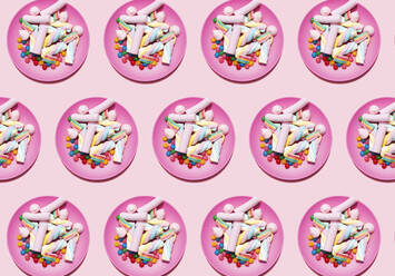 Pattern of plastic plates with marshmallows and candies - GEMF04059