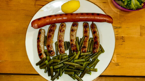 Plate of grilled sausages with green beans - BIGF00071