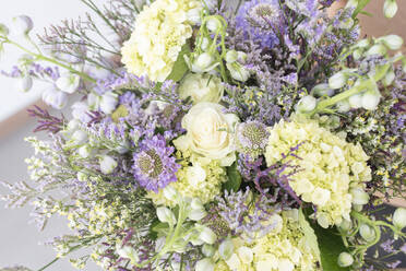 Weißer und violetter Sommerblumenstrauß - DSIF00088