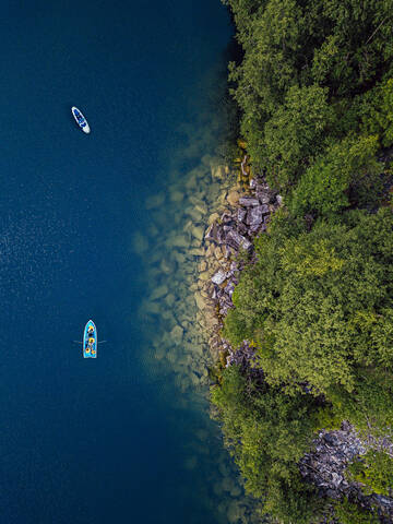 Luftaufnahme eines Bootes am felsigen Ufer des Lake Light, lizenzfreies Stockfoto