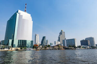 Thailand, Bangkok, Fluss Chao Phraya und Wolkenkratzer am Wasser - RUNF04063