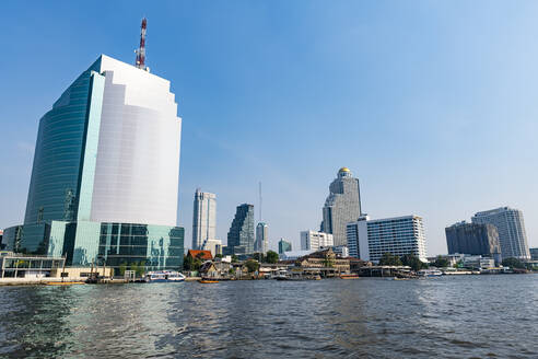 Thailand, Bangkok, Fluss Chao Phraya und Wolkenkratzer am Wasser - RUNF04063