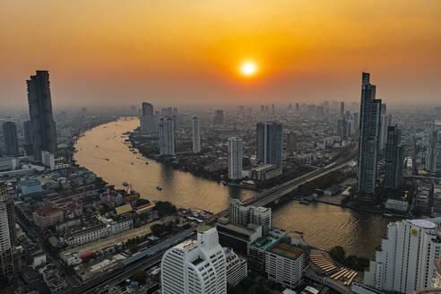 Thailand, Bangkok, Luftaufnahme der Hauptstadt im Zentrum bei Sonnenuntergang - RUNF04064