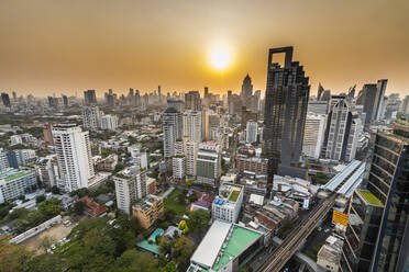 Thailand, Bangkok, Luftaufnahme der Hauptstadt im Zentrum bei Sonnenuntergang - RUNF04069