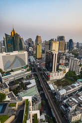 Thailand, Bangkok, Luftaufnahme einer Hochbahnstrecke, die sich über die Innenstadt erstreckt - RUNF04073