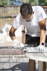 Mann mit Kreissäge bei der Arbeit auf der Baustelle - CJMF00333