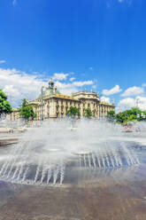 Deutschland, Bayern, München, Springbrunnen plätschert vor dem Justizpalast - THAF02798