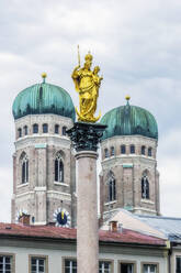 Deutschland, Bayern, München, Mariensaule-Statue mit Türmen der Frauenkirche im Hintergrund - THAF02801