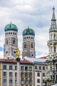 Deutschland, Bayern, München, Mariensaule-Statue und Türme der Frauenkirche - THAF02802
