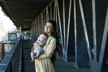 Mutter mit ihrem kleinen Jungen auf einer Brücke - IHF00383