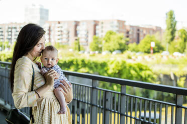 Mutter mit ihrem kleinen Jungen auf einer Brücke - IHF00386