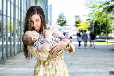 Mother with her baby boy in the city - IHF00401