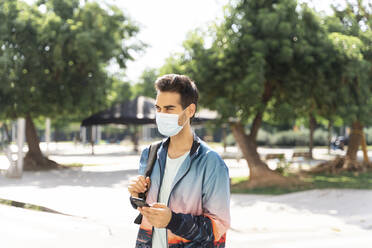 Man wearing face mask in city during COVID-19 - AFVF06912