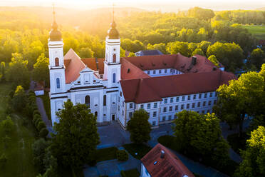 Deutschland, Bayern, Irsee, Blick aus dem Hubschrauber auf das Kloster Irsee bei Sonnenaufgang - AMF08396