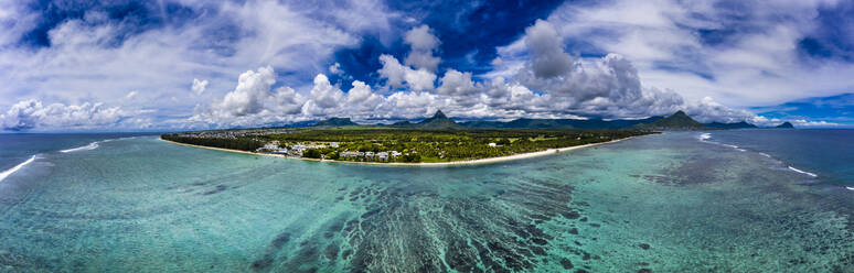 Mauritius, Black River, Flic-en-Flac, Helikopterpanorama der Insel im Indischen Ozean im Sommer - AMF08401