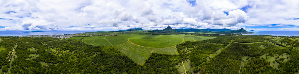 Mauritius, Black River, Flic-en-Flac, Helikopterpanorama der grünen Insellandschaft im Sommer - AMF08404