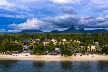 Mauritius, Black River, Flic-en-Flac, Helikopter-Panorama des Küstendorfs im Sommer - AMF08407