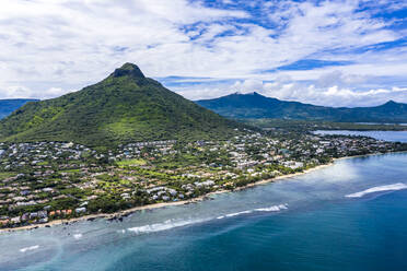 Mauritius, Black River, Tamarin, Blick aus dem Hubschrauber auf das Küstendorf mit dem Berg Tourelle du Tamarin im Hintergrund - AMF08415