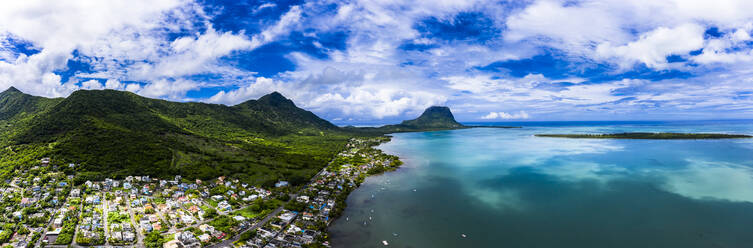 Mauritius, Black River, Tamarin, Blick aus dem Hubschrauber auf das Küstendorf im Sommer - AMF08417