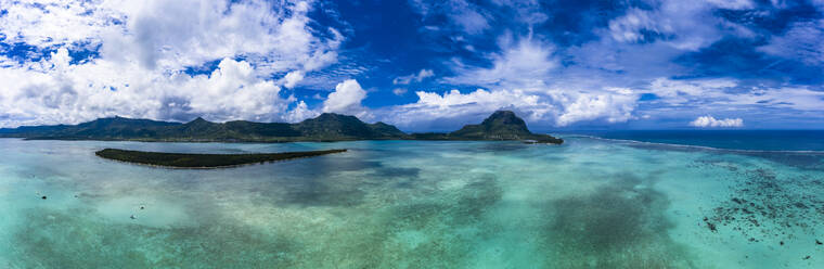 Mauritius, Schwarzer Fluss, Tamarin, Hubschrauber-Panorama des Indischen Ozeans im Sommer mit Insel im Hintergrund - AMF08420