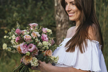 Lächelnde schöne Frau mit frischem Blumenstrauß - DSIF00094