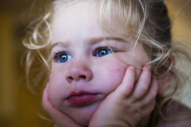 3 year old girl looking at laptop in hotel room - MINF15108