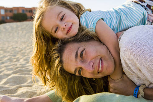 Mutter und Tochter spielen am Strand, Cabo San Lucas, Mexiko - MINF15154
